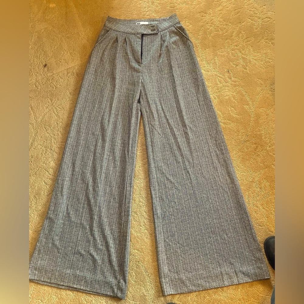 A wide leg, pleaded pant. Fits really well at the waist, (high wasted). - Picture 1 of 8